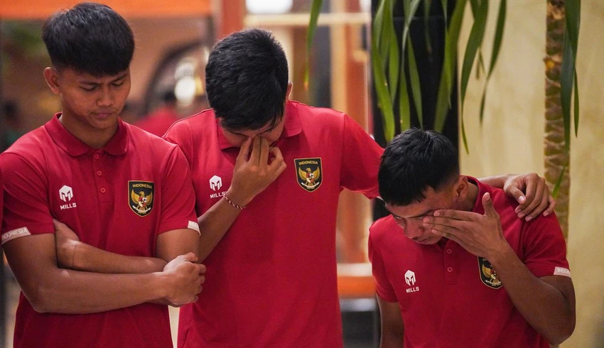 Các cầu thủ U-20 Indonesia buồn bã khi biết World Cup U-20 đã không còn cơ hội với họ. Ảnh: Bola. Các cầu thủ U-20 Indonesia buồn bã khi biết World Cup U-20 đã không còn cơ hội với họ. Ảnh: Bola.