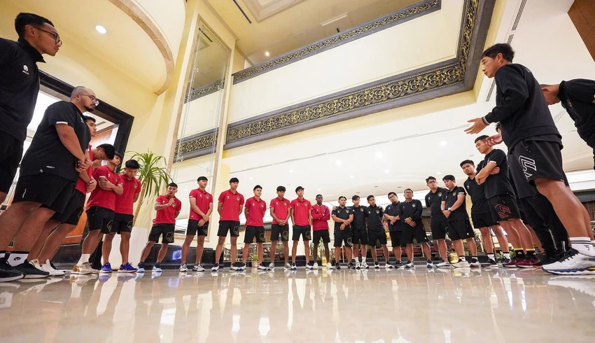 Tại khách sạn ở Jakarta nơi U-20 Indonesia đóng quân, toàn đội đứng vòng tròn ở đại sảnh nghe quyết định buồn...khi FIFA chính thức tước quyền đăng cai. Tại khách sạn ở Jakarta nơi U-20 Indonesia đóng quân, toàn đội đứng vòng tròn ở đại sảnh nghe quyết định buồn...khi FIFA chính thức tước quyền đăng cai.