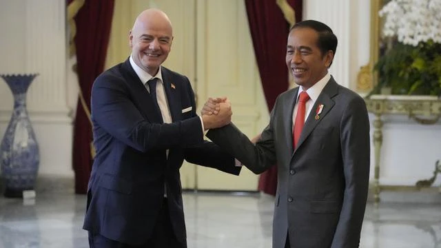 FIFA giúp đỡ và chia sẻ với Indonesia tận cùng...nhưng đã hết phương án giữ lại World Cup cho xứ sở Vạn đảo. Chủ tịch LĐBĐ Indonesia, tỉ phú Erick Thohir trở về sau chuyến công du gặp FIFA thương lượng nhưng bất thành. FIFA giúp đỡ và chia sẻ với Indonesia tận cùng...nhưng đã hết phương án giữ lại World Cup cho xứ sở Vạn đảo. Chủ tịch LĐBĐ Indonesia, tỉ phú Erick Thohir trở về sau chuyến công du gặp FIFA thương lượng nhưng bất thành.