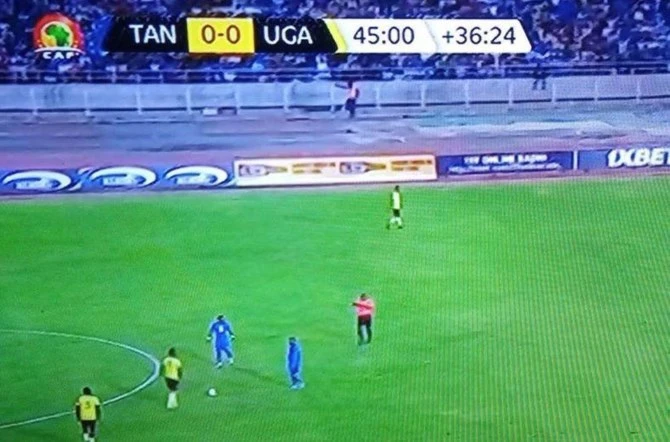 Sau tiếng còi kết thúc hiệp 1 của trọng tài, nhiều cầu thủ của hai đội...trố mắt ngạc nhiên. Ảnh: Getty Sau tiếng còi kết thúc hiệp 1 của trọng tài, nhiều cầu thủ của hai đội...trố mắt ngạc nhiên. Ảnh: Getty