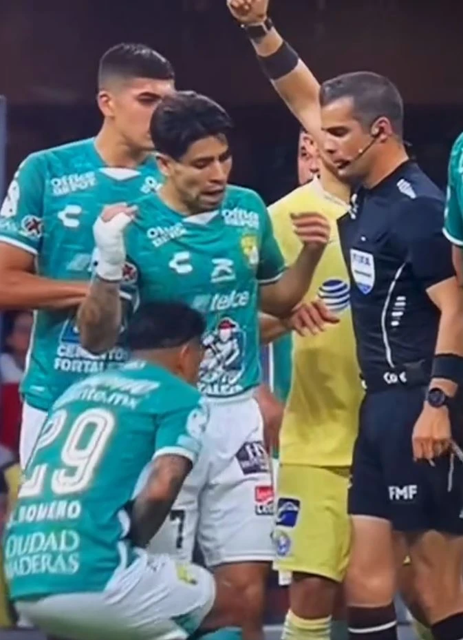 Cú lên gối của trọng tài Fernando Fernandez vào hạ bộ Romero. Ảnh: Trích truyền hình.