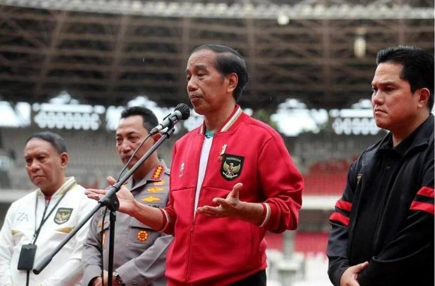Tổng thống Joko Widodo của Indonesia cùng Chủ tịch LĐBĐ Indonesia, Erick Thohir (áo đen) chia sẻ nỗi buồn với U-20 trên sân Bung Karno chiều 6-4. Ảnh: EPA-EFE Tổng thống Joko Widodo của Indonesia cùng Chủ tịch LĐBĐ Indonesia, Erick Thohir (áo đen) chia sẻ nỗi buồn với U-20 trên sân Bung Karno chiều 6-4. Ảnh: EPA-EFE