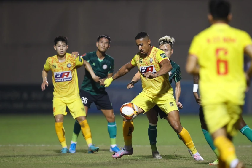 Thanh Hóa (vàng), lên ngôi đầu sau bảy vòng đấu và V- League "hưu chiến" một tháng. Ảnh: VPF Thanh Hóa (vàng), lên ngôi đầu sau bảy vòng đấu và V- League "hưu chiến" một tháng. Ảnh: VPF