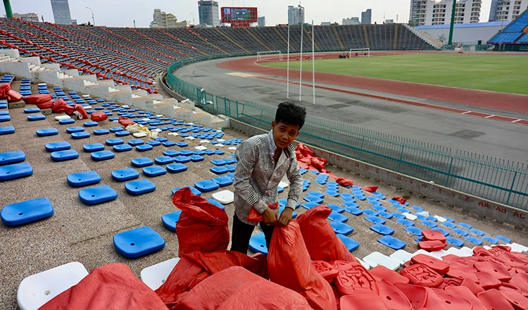 Khi vào bên trong sân Olympic ở Phnom Penh này cảm giác rất giống bên trong sân Cần Thơ. Ảnh: CTP Lắp đặt ghế tạm thời là hạng mục cuối cùng của sân Olympic chờ ngày 29-4 quả bóng môn bóng đá SEA Games 32...lăn. Ảnh: CTP Khi vào bên trong sân Olympic ở Phnom Penh này cảm giác rất giống bên trong sân Cần Thơ. Ảnh: CTP Lắp đặt ghế tạm thời là hạng mục cuối cùng của sân Olympic chờ ngày 29-4 quả bóng môn bóng đá SEA Games 32...lăn. Ảnh: CTP