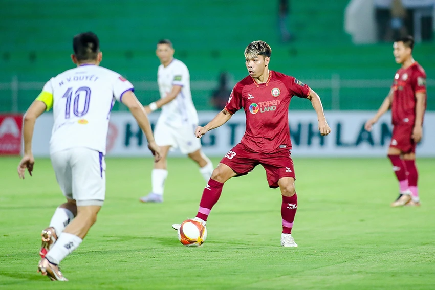 Văn Quyết (10) trong pha đối đầu với Cao Văn Triền trên sân Quy Nhơn chiều 17-4. Ảnh: VPF Văn Quyết (10) trong pha đối đầu với Cao Văn Triền trên sân Quy Nhơn chiều 17-4. Ảnh: VPF