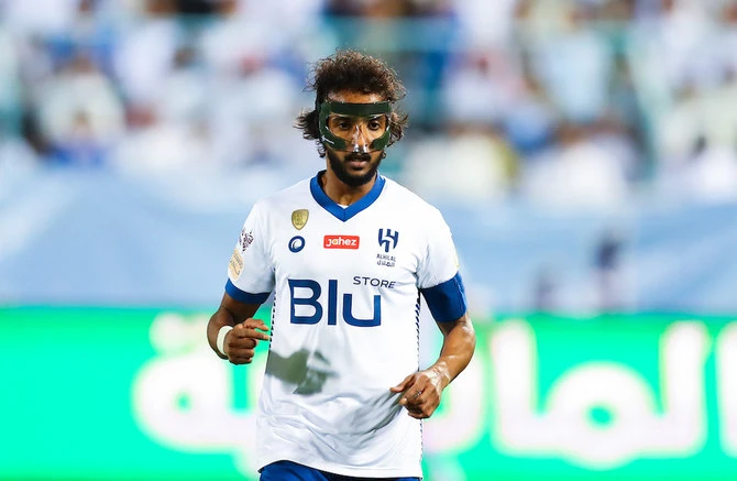 Yasser Al Shahrani đã trở lại tập luyện với chiếc mặt nạ bảo vệ mặt. Ảnh: A.N