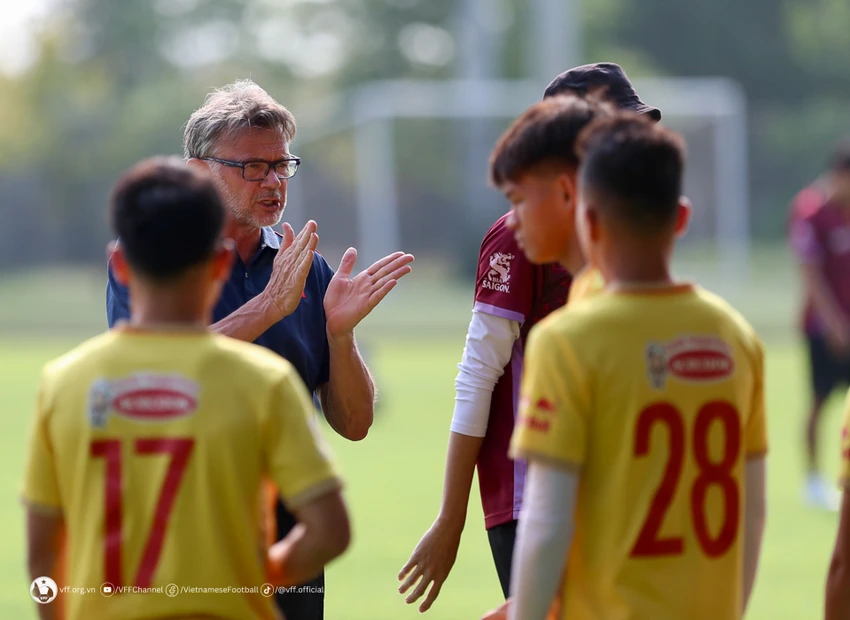 HLV Troussier dặn dò học trò trước khi xung trận. Ảnh: VFF HLV Troussier dặn dò học trò trước khi xung trận. Ảnh: VFF