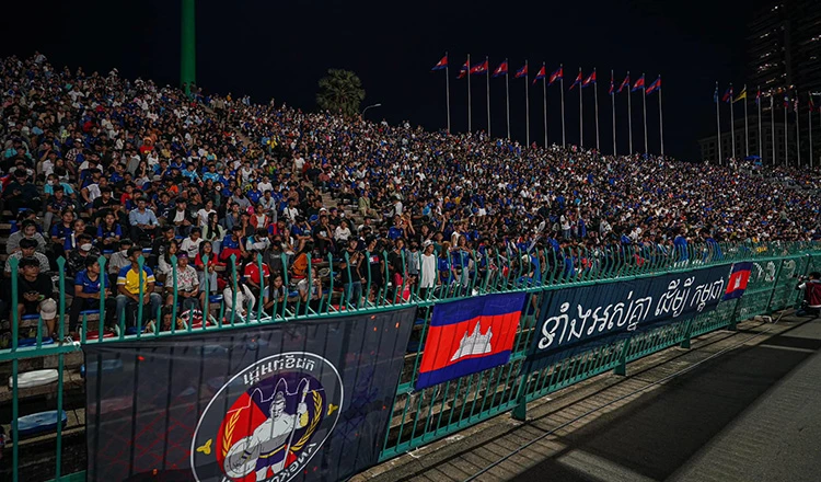 Tối 29-4, 50 ngàn fan Campuchia vào sân Olympic ở trung tâm Phnom Penh vào xem bữa tiệc bóng đá khi U-22 Campuchia tiếp U-22 Đông Timor. Ảnh: CTP Không phí công khi thầy trò Keisuke Honda đã có chiến thắng "4 sao" trước Đông Timor. Ảnh: CTP Sân Olympic không đủ sức chứa, Campuchia tổ chức trực tiếp tại những quảng trường ở thủ đô. Ảnh: CTP Tại quảng trưởng trung tâm hàng ngàn người đến xem trận đấu qua màn hình lớn. Ảnh: CTP Ở các địa phương lân cận cũng tổ chức trực tiếp qua truyền hình cho người dân xem. Ảnh: CTP Những trận tới, Campuchia tiếp tục phát vé miễn phí cho du khách nước ngoài. Ảnh: CTP