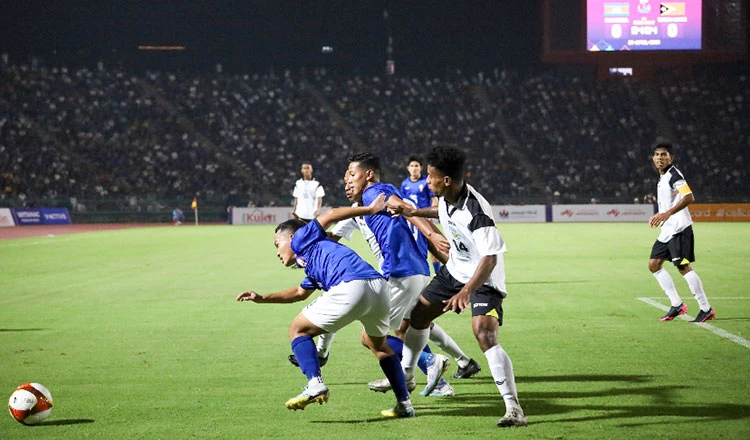 Không phí công khi thầy trò Keisuke Honda đã có chiến thắng "4 sao" trước Đông Timor. Ảnh: CTP Sân Olympic không đủ sức chứa, Campuchia tổ chức trực tiếp tại những quảng trường ở thủ đô. Ảnh: CTP Tại quảng trưởng trung tâm hàng ngàn người đến xem trận đấu qua màn hình lớn. Ảnh: CTP Ở các địa phương lân cận cũng tổ chức trực tiếp qua truyền hình cho người dân xem. Ảnh: CTP Những trận tới, Campuchia tiếp tục phát vé miễn phí cho du khách nước ngoài. Ảnh: CTP