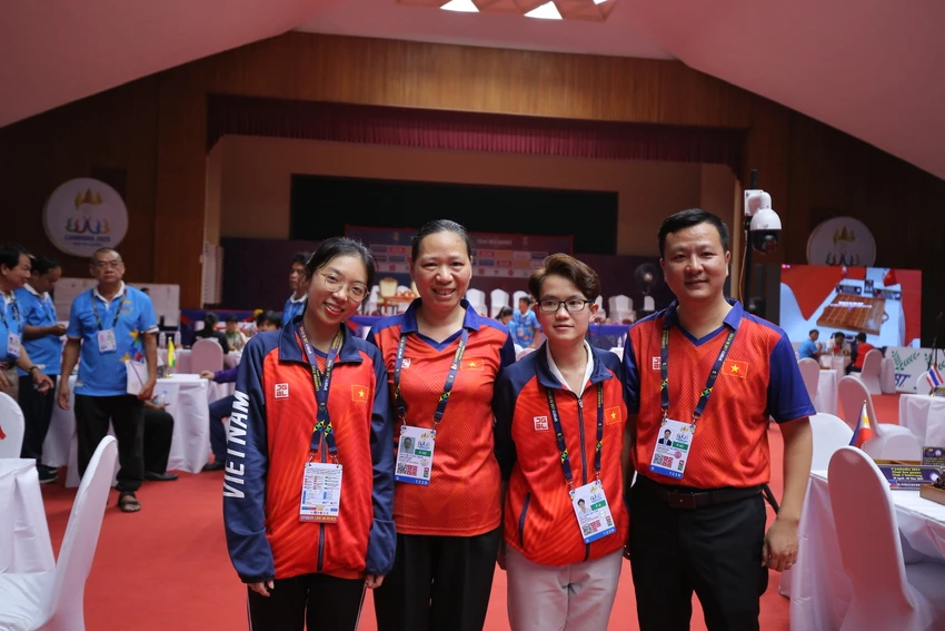 Phạm Thanh Phương Thảo và Tôn Nữ Hồng Ân cùng các HLV hạnh phúc với tấm HCV đầu tiên cho đoàn Việt Nam. Ảnh: ANH PHƯƠNG Phạm Thanh Phương Thảo và Tôn Nữ Hồng Ân cùng các HLV hạnh phúc với tấm HCV đầu tiên cho đoàn Việt Nam. Ảnh: ANH PHƯƠNG