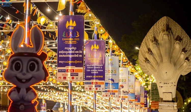 Khu vực cầu Naga cũng long lanh đầy ánh sáng trước thềm khai mạc SEA Games 32. Ảnh: CTP Công viên xanh sát cầu Chroy Changva cũng được trang trí rất đẹp. Ảnh: CTP Một nhân viên đã hoàn tất những công việc cuối cùng của việc trang trí cho SEA Games 32 gần tượng đài Độc Lập. Ảnh: CTP Một nhóm lực lượng thuộc quân đội đi kiểm tra tổ hợp thể thao Morodok trước ngày khai mạc. Ảnh: CTP