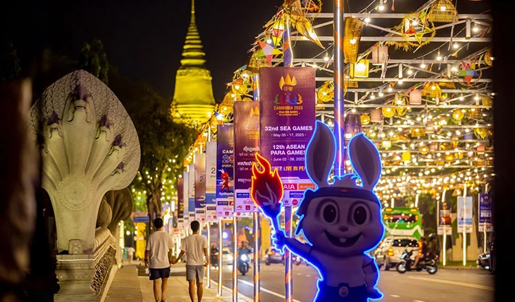Đại lộ Preah Norodom ở trung tâm Phnom Penh lung linh về đêm, sạch sẽ, khang trang và đẹp đẽ. Ảnh: CTP Ngay khu vực tượng đài Độc Lập, mọi thứ cũng đã sẵn sàng và đã hoàn tất phần thẩm mỹ trước đêm khai mạc SEA Games 32 tối ngày 5-5. Ảnh: CTP