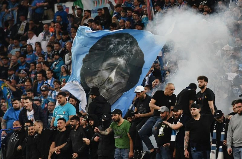 Bóng dáng Maradona đâu có cứ hiển hiện ở sân bóng mang tên ông. Ảnh: AFP Bóng dáng Maradona đâu có cứ hiển hiện ở sân bóng mang tên ông. Ảnh: AFP
