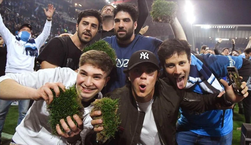 Hàng ngàn fan tranh nhau tràn xuống sân Diego Armando Maradona kiếm một búi cỏ mang về làm kỷ niệm. Ảnh: AFP Hàng ngàn fan tranh nhau tràn xuống sân Diego Armando Maradona kiếm một búi cỏ mang về làm kỷ niệm. Ảnh: AFP
