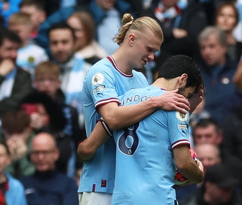 ...Ông anh Gundogan lại đá hỏng...Haaland bị thầy Pep mắng. Ảnh: Getty ...Ông anh Gundogan lại đá hỏng...Haaland bị thầy Pep mắng. Ảnh: Getty