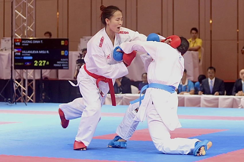 Đinh Thị Hương (đai đỏ) mang về tấm HCV Karate cho Việt Nam. Ảnh: ANH PHƯƠNG Đinh Thị Hương (đai đỏ) mang về tấm HCV Karate cho Việt Nam. Ảnh: ANH PHƯƠNG