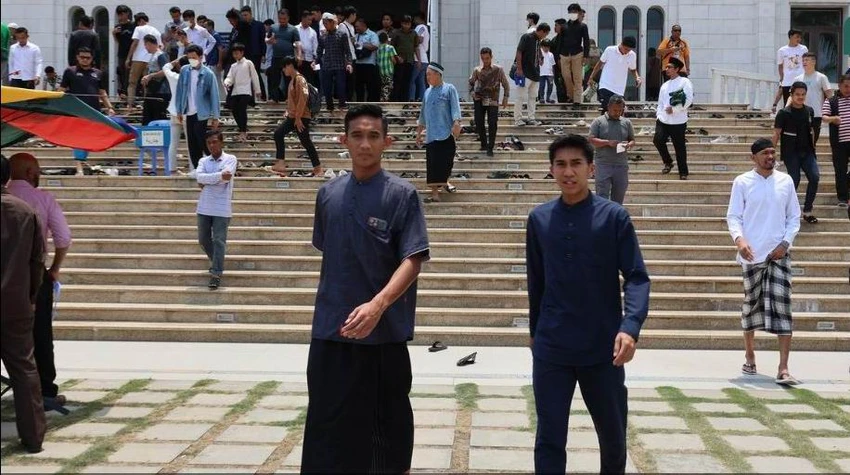 Hàng tuần, vào ngày thứ sáu là ngày người theo đạo Hồi phải đến nhà thờ cầu nguyện. Hầu như toàn đội U-22 Indonesia đến nhà thờ Hồi giáo Masjit Al Serkal ở Phnom Penh cầu nguyện. Ảnh: CTP Phó tướng cho HLV Indra Sjafri là cựu nhạc trưởng tài hoa tuyển Indonesia, Bima Sakti, anh là thế hệ cùng với Huỳnh Đức, Hồng Sơn, Kiatisak. Bima Sakti đang đứng trước đền thờ Hồi giáo Masjit Al Serkal ở Phnom Penh. Ảnh: CTP ...Ngoài phó tướng Bima Sakti, còn có cựu danh thủ Kurniawan Yulianto (thứ hai từ phải qua) là một "tiền đạo sát thủ" của bóng đá cùng thời với Huỳnh Đức, Kiatisak... Ảnh: CTP Ở Phnom Penh có thánh đường Hồi giáo cực đẹp và trầm buồn vào lúc mặt trời lặn, tiếng kinh Qur'an vang rền. Hai cầu thủ U-22 Indonesia đến nhà thờ Masjid Al Serkal. Ảnh: CTP Nghi lễ đang thực hiện, cầu thủ Ramadhan Satana vẫn tranh thủ lướt điện thoại. ảnh: CTP Các cầu thủ U-22 Indonesia trang phục theo đạo đến nhà thờ Masjid Al Serkal. Ảnh: CTP Muhammad Adisatryo của U-22 Indonesia ăn mặc theo nghi thức Hồi giáo. Ảnh: CTP Titan Agung (quàng khăn vàng) bước vào thánh đường Hồi giáo Masjid Al Serkal. Ảnh: CTP U-22 Indonesia nêu mục tiêu lên ngôi vô địch SEA Games 32. Sau ba trận bảng A, họ thắng Philippines 3-0, thắng Myanmar 5-0 và Đông Timor 3-0, chưa để thủng lưới bàn nào. Ảnh: CTP