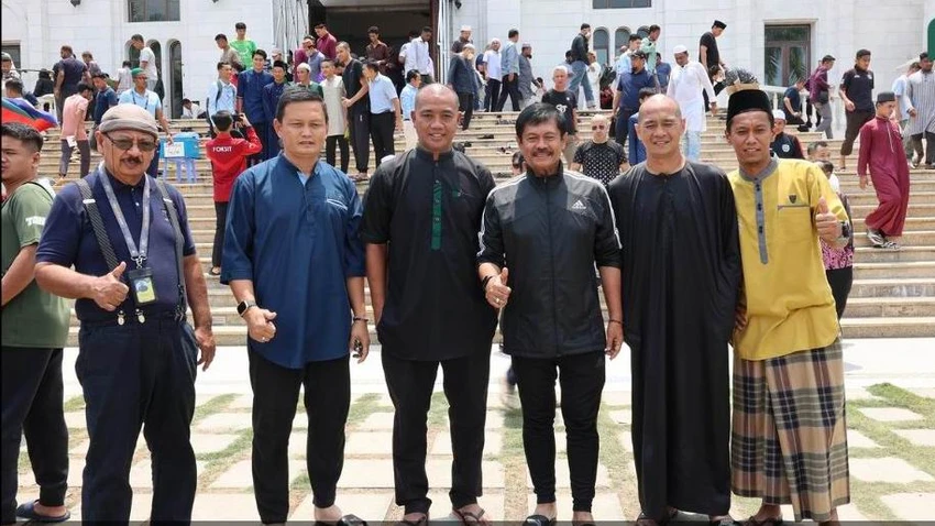 ...Ngoài phó tướng Bima Sakti, còn có cựu danh thủ Kurniawan Yulianto (thứ hai từ phải qua) là một "tiền đạo sát thủ" của bóng đá cùng thời với Huỳnh Đức, Kiatisak... Ảnh: CTP Ở Phnom Penh có thánh đường Hồi giáo cực đẹp và trầm buồn vào lúc mặt trời lặn, tiếng kinh Qur'an vang rền. Hai cầu thủ U-22 Indonesia đến nhà thờ Masjid Al Serkal. Ảnh: CTP Nghi lễ đang thực hiện, cầu thủ Ramadhan Satana vẫn tranh thủ lướt điện thoại. ảnh: CTP Các cầu thủ U-22 Indonesia trang phục theo đạo đến nhà thờ Masjid Al Serkal. Ảnh: CTP Muhammad Adisatryo của U-22 Indonesia ăn mặc theo nghi thức Hồi giáo. Ảnh: CTP Titan Agung (quàng khăn vàng) bước vào thánh đường Hồi giáo Masjid Al Serkal. Ảnh: CTP U-22 Indonesia nêu mục tiêu lên ngôi vô địch SEA Games 32. Sau ba trận bảng A, họ thắng Philippines 3-0, thắng Myanmar 5-0 và Đông Timor 3-0, chưa để thủng lưới bàn nào. Ảnh: CTP