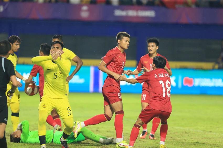 “Sân trơn, bóng ướt, chứ không chúng tôi đánh bại U-22 VN rồi” ảnh 1