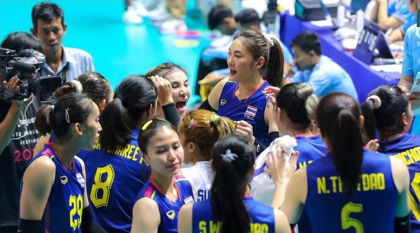 Hattaya Bamrungsuk thuộc "thành phần" cao nhất đội. Ở sân chơi SEA Games, bóng chuyền nữ Thái Lan không có đối thủ. Trên vai trái của Hattaya Bamrungsuk, cô xăm hình bản đồ Thái Lan.