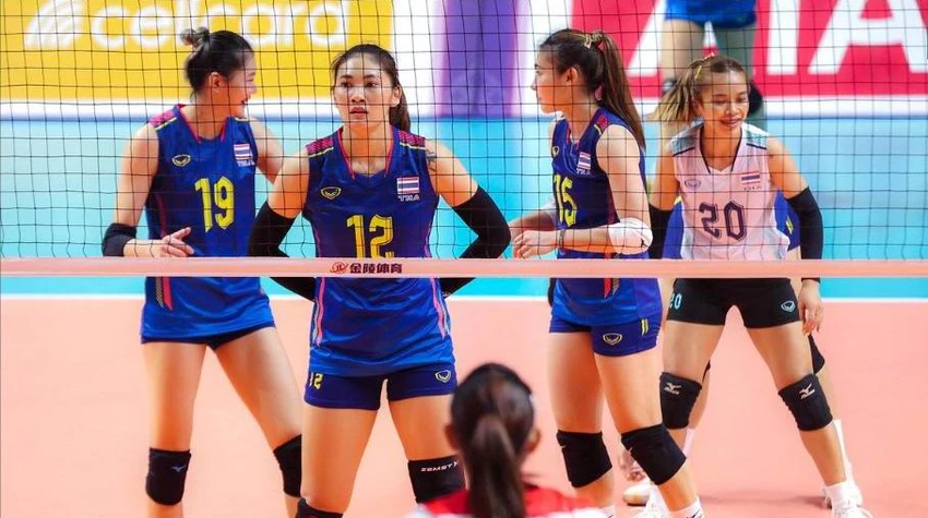 Hattaya Bamrungsuk cao 1,80m, tay ghi điểm chủ đạo của tuyển Thái Lan. Tuyển bóng chuyền nữ Thái Lan vượt đẳng cấp Đông Nam Á và họ nằm ở đẳng cấp thế giới. Hattaya Bamrungsuk từng tham dự SEA Games 2015, 2017, 2019. Hattaya Bamrungsuk như hoa khôi Nguyễn Thị Kim Huệ của bóng chuyền Việt Nam trước đây. Hattaya Bamrungsuk thuộc "thành phần" cao nhất đội. Ở sân chơi SEA Games, bóng chuyền nữ Thái Lan không có đối thủ. Trên vai trái của Hattaya Bamrungsuk, cô xăm hình bản đồ Thái Lan.