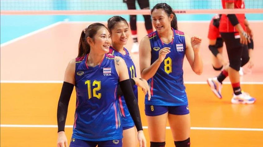 Hattaya Bamrungsuk từng tham dự SEA Games 2015, 2017, 2019. Hattaya Bamrungsuk như hoa khôi Nguyễn Thị Kim Huệ của bóng chuyền Việt Nam trước đây. Hattaya Bamrungsuk thuộc "thành phần" cao nhất đội. Ở sân chơi SEA Games, bóng chuyền nữ Thái Lan không có đối thủ. Trên vai trái của Hattaya Bamrungsuk, cô xăm hình bản đồ Thái Lan.