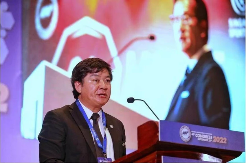 Chủ tịch tạm quyền FAS Bernard Tan không giữ được bình tĩnh và ăn thua đủ với cư dân mạng. Ảnh: ST Chủ tịch tạm quyền FAS Bernard Tan không giữ được bình tĩnh và ăn thua đủ với cư dân mạng. Ảnh: ST