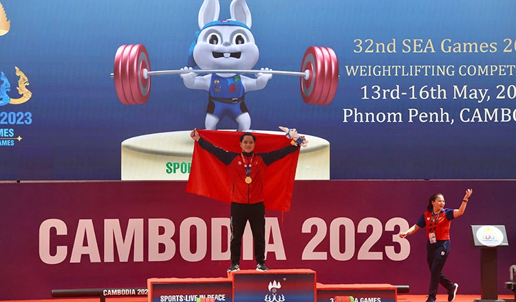 Nguyễn Quốc Toàn có cú hat trick kỷ lục SEA Games ở cử giật, cử đẩy và tổng cử, giành HCV. Ảnh: CTP