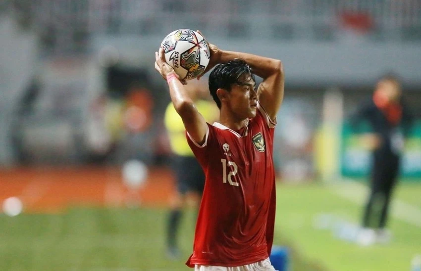 Cầu thủ Pratama Arhan có cú ném biên rất lợi hại. Ảnh: ANH PHƯƠNG Cầu thủ Pratama Arhan có cú ném biên rất lợi hại. Ảnh: ANH PHƯƠNG