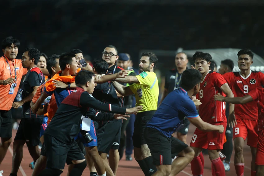 Chủ tịch LĐBĐ Thái Lan dọa báo cáo việc bị ép từ chức lên FIFA ảnh 1 Chủ tịch LĐBĐ Thái Lan dọa báo cáo việc bị ép từ chức lên FIFA ảnh 1