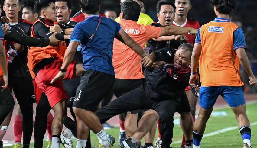 Ong Sumardji (áo quần đen sấp ngã) là Trưởng đoàn U-22 Indonesia. Trưởng đoàn Sumardji (mang kính) đã có pha ăn mừng khiêu khích khiến các trợ lý Thái Lan cay và lao ra ăn thua đủ. Lực lượng cảnh sát làm nhiệm vụ vào sân kịp thời. Ảnh: ANH PHƯƠNG Trưởng đoàn Sumardji đã té ngã, nhưng các cầu thủ Thái Lan vẫn lao vào đạp và tấn công. Ảnh: ANH PHƯƠNG Cầu thủ Koman Teguh (số 4, Indonesia, đỏ) và thủ môn Yoponwit (vàng) của Thái Lan bị trọng tài Kasim rút thẻ đỏ trong tình huống bạo lực này. Trưởng đoàn Sumardji bị tấn công không thương tiếc là vì ăn mừng quá khiêu khích phía Thái Lan.