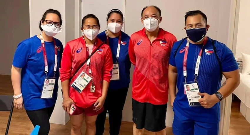 HLV Gao Kaiwen (thứ nhì từ phải sang) cùng Hidilyn Diaz có HCV cùng kỷ lục Olympic Tokyo. Ảnh: Phil Star. HLV Gao Kaiwen (thứ nhì từ phải sang) cùng Hidilyn Diaz có HCV cùng kỷ lục Olympic Tokyo. Ảnh: Phil Star.