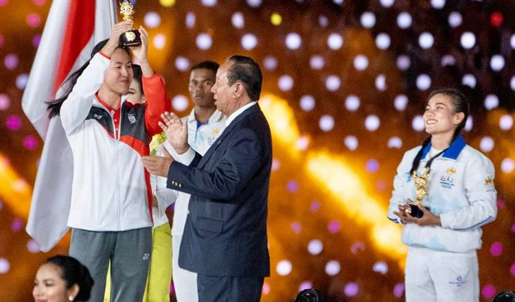 Trưởng Ban tổ chức SEA Games 32, ông Tea Banh, trao danh hiệu cho hai VĐV xuất sắc nhất SEA Games 32. Ảnh: ANH PHƯƠNG Trưởng Ban tổ chức SEA Games 32, ông Tea Banh, trao danh hiệu cho hai VĐV xuất sắc nhất SEA Games 32. Ảnh: ANH PHƯƠNG