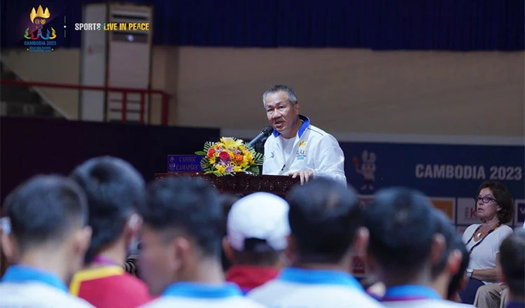 Tổng thư ký CAMSOC, ông Vath Chamroeun đang hoàn thành hồ sơ về SEA Games 32 để được sách Guinness công nhận. Ảnh: K.T Tổng thư ký CAMSOC, ông Vath Chamroeun đang hoàn thành hồ sơ về SEA Games 32 để được sách Guinness công nhận. Ảnh: K.T
