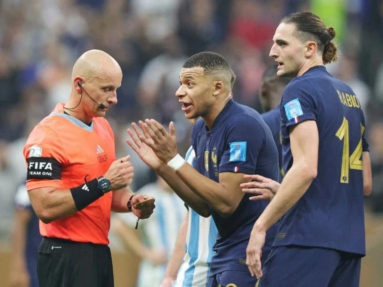 Trọng tài Szymon Marciniak trong trận chung kết World Cup 2022. Ảnh: Getty Trọng tài Szymon Marciniak trong trận chung kết World Cup 2022. Ảnh: Getty