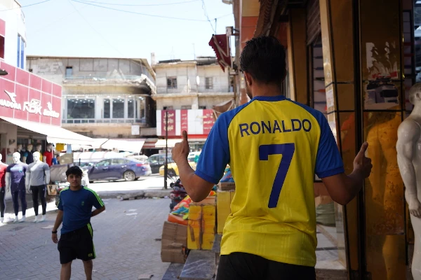 Iraq vừa mở cửa cho "hàng ngoại" tràn vào, áo đấu của Ronaldo luôn trong tình trạng cháy hàng ở Baghdad. Ảnh: Getty Iraq vừa mở cửa cho "hàng ngoại" tràn vào, áo đấu của Ronaldo luôn trong tình trạng cháy hàng ở Baghdad. Ảnh: Getty