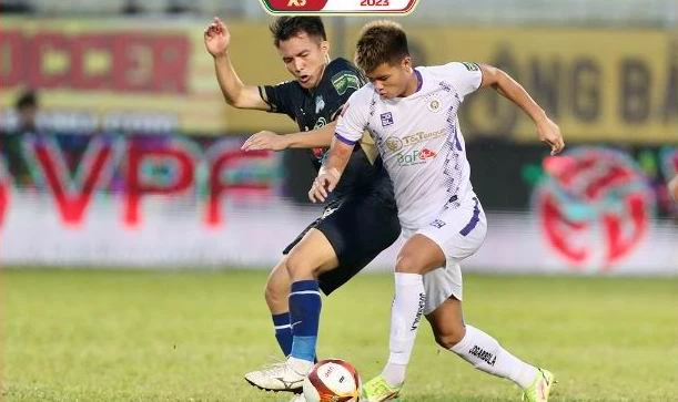 Hà Nội (trắng) thua trận và quá vất vả khi thiếu nhiều trụ cột. Ảnh: VPF Hà Nội (trắng) thua trận và quá vất vả khi thiếu nhiều trụ cột. Ảnh: VPF