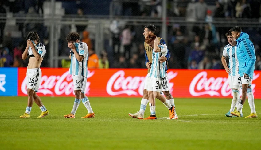Gặp "cạ cứng" Nigeria là Argentina bật bãi, nó giải thích tại sao họ không thể vượt qua vòng loại cho đến khi Indonesia bị FIFA tước quyền chủ nhà World Cup U-20 và Argentina được thay thế đăng cai. Hai bàn thắng của Rinwanu và Ibrahim đã làm cho Argentina rời cuộc chơi quá sớm. Hình ảnh một số 10 của U-20 Argentina bật khóc vì đau khổ. ...Ngồi khó chưa đủ giải tỏa, Valentin Carboni...ngã ra khóc tức tưởi. ...Khác xa số 10 của Argentina vào cái đêm 20-12-2022 tại Qatar.