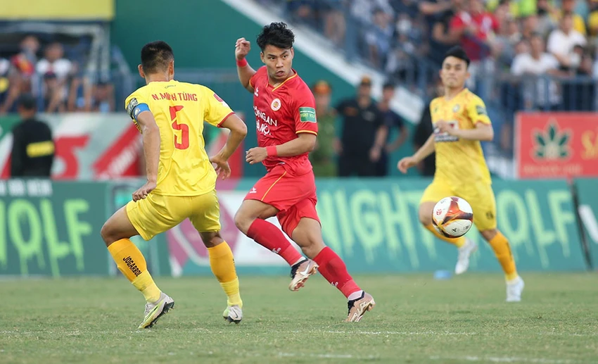 Khi Công An Hà Nội (CAHN) thay tướng từ Foiani sang Flavio Da Silva, đội bóng này đã thi đấu cực kỳ ấn tượng và là đội duy nhất đánh bại được đội đầu bảng Thanh Hóa, đồng thời phả hơi bóng sau gáy thầy trò Popov. HLV Popov lần đầu thua trận ở V-League trước đồng nghiệp Da Silva. CAHN lên vị trí thứ nhì V-League sau 11 vòng đấu và chỉ kém Thanh Hóa 1 điểm. Ảnh: VPF Trong khi đó Nam Định dẫn đầu bảng xếp hạng qua bốn vòng đấu....nay tuột dần xuống vị trí thứ tám, ngoại binh quá kém khiến đội không tìm được chiến thắng trong năm trận gần nhất. Ảnh: VPF Nhà vô địch tuyệt đối Hà Nội mất lực lượng vì chấn thương và án treo giò khiến kết quả những vòng đầu kém ấn tượng và đang xếp thứ ba, thua đội đầu Thanh Hóa 3 điểm. Ảnh: VPF HLV Kiatisak có dấu hiệu giúp HA Gia Lai lấy lại cân bằng sau khi cuối mùa giải trước hàng loạt trụ cột ra đi. Bây giờ nhà cầm quân Thái Lan xây dựng hỏa lực bằng hai ngoại binh. Ảnh: VPF Khoảng nghỉ hơn nửa tháng là thời gian quý báu để HLV Phạm Minh Đức xốc lại tinh thần học trò SHB Đà Nẵng rồi bước vào vòng 12 thực hiện công việc...thoát hiểm khi đang ở đáy bảng. Ảnh: VPF CLB TP.HCM (xanh) vừa thua SL Nghệ An 1-2 trên sân Vinh và đứng vị trí áp chót trên bảng xếp hạng V-League sau 11 vòng đấu. Ảnh: VPF Sau 11 vòng đấu, thứ tự ba đội đầu bảng như sau: 1- Thanh Hóa (22 điểm), 2- CAHN (21 điểm), 3-Hà Nội (19 điểm), 4- Hồng Lĩnh Hà Tĩnh (17 điểm), 5- Viettel (15 điểm, 6- Hải Phòng (15 điểm), 7- Bình Định (15 điểm), 8- Nam Định (15 điểm), 9- HA Gia Lai (13 điểm), 10- SL Nghệ An (12 điểm), 11- Khánh Hòa (12 điểm), 12- Bình Dương (7 điểm), 13- TP.HCM (7 điểm), 14- SHB Đà Nẵng (6 điểm). Ảnh: VPF Khi Công An Hà Nội (CAHN) thay tướng từ Foiani sang Flavio Da Silva, đội bóng này đã thi đấu cực kỳ ấn tượng và là đội duy nhất đánh bại được đội đầu bảng Thanh Hóa, đồng thời phả hơi bóng sau gáy thầy trò Popov. HLV Popov lần đầu thua trận ở V-League trước đồng nghiệp Da Silva. CAHN lên vị trí thứ nhì V-League sau 11 vòng đấu và chỉ kém Thanh Hóa 1 điểm. Ảnh: VPF Trong khi đó Nam Định dẫn đầu bảng xếp hạng qua bốn vòng đấu....nay tuột dần xuống vị trí thứ tám, ngoại binh quá kém khiến đội không tìm được chiến thắng trong năm trận gần nhất. Ảnh: VPF Nhà vô địch tuyệt đối Hà Nội mất lực lượng vì chấn thương và án treo giò khiến kết quả những vòng đầu kém ấn tượng và đang xếp thứ ba, thua đội đầu Thanh Hóa 3 điểm. Ảnh: VPF HLV Kiatisak có dấu hiệu giúp HA Gia Lai lấy lại cân bằng sau khi cuối mùa giải trước hàng loạt trụ cột ra đi. Bây giờ nhà cầm quân Thái Lan xây dựng hỏa lực bằng hai ngoại binh. Ảnh: VPF Khoảng nghỉ hơn nửa tháng là thời gian quý báu để HLV Phạm Minh Đức xốc lại tinh thần học trò SHB Đà Nẵng rồi bước vào vòng 12 thực hiện công việc...thoát hiểm khi đang ở đáy bảng. Ảnh: VPF CLB TP.HCM (xanh) vừa thua SL Nghệ An 1-2 trên sân Vinh và đứng vị trí áp chót trên bảng xếp hạng V-League sau 11 vòng đấu. Ảnh: VPF Sau 11 vòng đấu, thứ tự ba đội đầu bảng như sau: 1- Thanh Hóa (22 điểm), 2- CAHN (21 điểm), 3-Hà Nội (19 điểm), 4- Hồng Lĩnh Hà Tĩnh (17 điểm), 5- Viettel (15 điểm, 6- Hải Phòng (15 điểm), 7- Bình Định (15 điểm), 8- Nam Định (15 điểm), 9- HA Gia Lai (13 điểm), 10- SL Nghệ An (12 điểm), 11- Khánh Hòa (12 điểm), 12- Bình Dương (7 điểm), 13- TP.HCM (7 điểm), 14- SHB Đà Nẵng (6 điểm). Ảnh: VPF