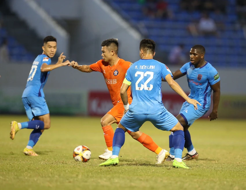 Sau 11 vòng đấu, thứ tự ba đội đầu bảng như sau: 1- Thanh Hóa (22 điểm), 2- CAHN (21 điểm), 3-Hà Nội (19 điểm), 4- Hồng Lĩnh Hà Tĩnh (17 điểm), 5- Viettel (15 điểm, 6- Hải Phòng (15 điểm), 7- Bình Định (15 điểm), 8- Nam Định (15 điểm), 9- HA Gia Lai (13 điểm), 10- SL Nghệ An (12 điểm), 11- Khánh Hòa (12 điểm), 12- Bình Dương (7 điểm), 13- TP.HCM (7 điểm), 14- SHB Đà Nẵng (6 điểm). Ảnh: VPF Sau 11 vòng đấu, thứ tự ba đội đầu bảng như sau: 1- Thanh Hóa (22 điểm), 2- CAHN (21 điểm), 3-Hà Nội (19 điểm), 4- Hồng Lĩnh Hà Tĩnh (17 điểm), 5- Viettel (15 điểm, 6- Hải Phòng (15 điểm), 7- Bình Định (15 điểm), 8- Nam Định (15 điểm), 9- HA Gia Lai (13 điểm), 10- SL Nghệ An (12 điểm), 11- Khánh Hòa (12 điểm), 12- Bình Dương (7 điểm), 13- TP.HCM (7 điểm), 14- SHB Đà Nẵng (6 điểm). Ảnh: VPF