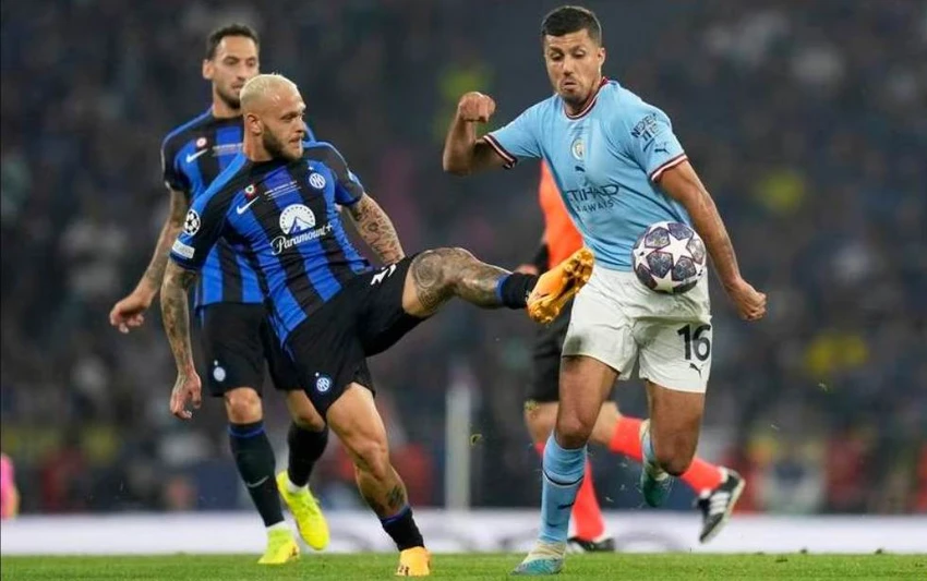 Một trận đấu cực chất, đúng "đẳng" của trận chung kết Champions League. Ảnh: Getty Có người bảo các chân sút Inter kém may mắn và không chịu nhìn thủ môn Ederson của Man. City quá xuất sắc. Ảnh: AFP Phía cầu môn Inter Onana cũng xuất sắc chẳng kém, anh đã cứu thua từ cú dứt điểm của Erling Haaland. Ảnh: AFP Phill Foden vào thay Kevin De Bruyne. Ảnh: Getty Cũng giống như trận chung kết FA Cup, Haaland không thể ghi bàn ở chung kết Champions League. Ảnh: AFP Sáu trận Haaland không ghi bàn, trong đó có hai trận bán kết gặp Real Madrid, chung kết FA Cup, chung kết Champions League. Ảnh: Getty Về Man. City mùa đầu, Haaland liền có những kỷ niệm ngọt ngào nhất của đời cầu thủ với những thành tích xuất sắc của đội và cá nhân. Ảnh: AFP Rodri (16) ghi bàn duy nhất trận phút 68 đưa Man. City đi vào lịch sử với cú ăn ba trong mùa giải. Ảnh: Getty Man. City chẳng thua kém MU năm 1999 với cú ăn ba lịch sử. Ngôi vô địch Champions League Man. City được UEFA trao thưởng 20 triệu USD. Ảnh: Getty Nhà cầm quân Pep Guardiola có tổng cộng 35 danh hiệu khi dẫn dắt Barcelona, Bayern Munich và Man. City, trong đó có cú ăn sáu cùng Barcelona năm 2008, cú ăn ba cùng Man. City mùa này. Ảnh: AFP Pep Guardiola trở thành nhà cầm quân vĩ đại nhất cấp CLB. Ảnh: AFP