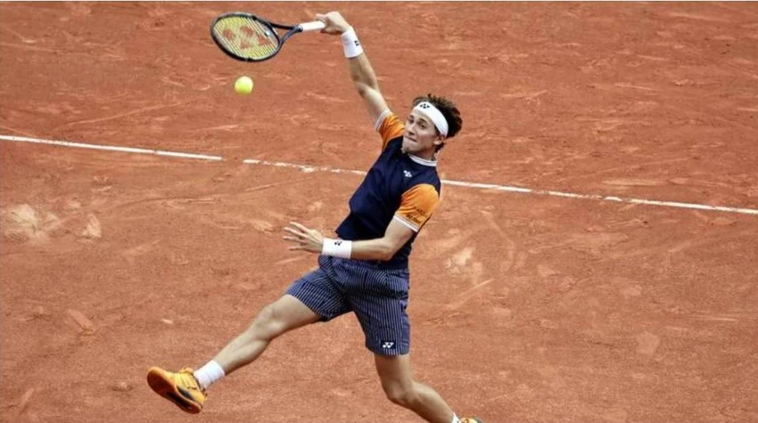 Tay vợt 24 tuổi đến từ Na Uy không phải là đối thủ thách thức Djokovic ở chung kết Pháp mở rộng. Ảnh: EPA Djokovic thắng Casper Ruud 3-0 (7-6, 6-3,7-5). Ảnh: AFP Thời khắc lịch sử Novak Djokovic lên đỉnh của "Big Three" với 23 danh hiệu Grand Slam vượt Nadal 1 danh hiệu và Federer 3 danh hiệu. Ảnh: AFP Người thân gia đình Djokovic ăn mừng cùng tay vợt Vĩ đại nhất trong lịch sử. Ảnh: AFP Trạng thái tập trung cao độ thường thấy của Djokovic. Ảnh: AFP Danh hiệu Roland Garros thứ ba của Djokovic. Tay vợt Serbia không phải sở trường ở sân đất nện này mà là Nadal. Ảnh: AFP Bộ sưu tập 23 Grand Slam của Djokovic có 3 danh hiệu Pháp mở rộng (Nadal có 14 danh hiệu). Ảnh: AFP Sự phấn khích của Djokovic sau khi đánh bại Casper Ruud. Ảnh: AFP Giới chuyên môn cho rằng, Djokovic sẽ có Grand Slam thứ 24, 25, 26... Ảnh: AFP 23 Grand Slam của Djokovic gồm 3 Pháp mở rộng, 3 Mỹ mở rộng, 7 Wimbledon và 10 Úc mở rộng. Ảnh: AFP