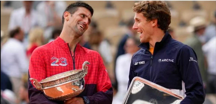 Djokovic thắng Casper Ruud 3-0 (7-6, 6-3,7-5). Ảnh: AFP Thời khắc lịch sử Novak Djokovic lên đỉnh của "Big Three" với 23 danh hiệu Grand Slam vượt Nadal 1 danh hiệu và Federer 3 danh hiệu. Ảnh: AFP Người thân gia đình Djokovic ăn mừng cùng tay vợt Vĩ đại nhất trong lịch sử. Ảnh: AFP Trạng thái tập trung cao độ thường thấy của Djokovic. Ảnh: AFP Danh hiệu Roland Garros thứ ba của Djokovic. Tay vợt Serbia không phải sở trường ở sân đất nện này mà là Nadal. Ảnh: AFP Bộ sưu tập 23 Grand Slam của Djokovic có 3 danh hiệu Pháp mở rộng (Nadal có 14 danh hiệu). Ảnh: AFP Sự phấn khích của Djokovic sau khi đánh bại Casper Ruud. Ảnh: AFP Giới chuyên môn cho rằng, Djokovic sẽ có Grand Slam thứ 24, 25, 26... Ảnh: AFP 23 Grand Slam của Djokovic gồm 3 Pháp mở rộng, 3 Mỹ mở rộng, 7 Wimbledon và 10 Úc mở rộng. Ảnh: AFP
