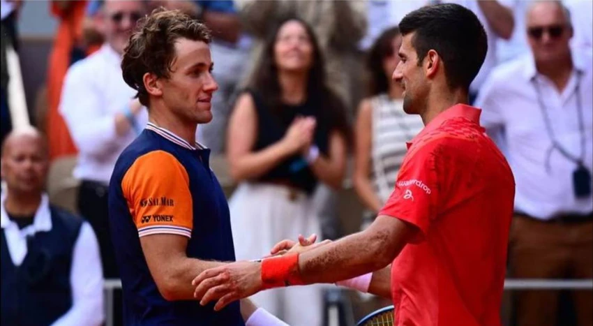 Casper Ruud, 24 tuổi người Na Uy đã thua Djokovic ba set trắng ở chung kết giải quần vợt Pháp mở rộng. Ảnh: AFP Tay vợt 24 tuổi đến từ Na Uy không phải là đối thủ thách thức Djokovic ở chung kết Pháp mở rộng. Ảnh: EPA Djokovic thắng Casper Ruud 3-0 (7-6, 6-3,7-5). Ảnh: AFP Thời khắc lịch sử Novak Djokovic lên đỉnh của "Big Three" với 23 danh hiệu Grand Slam vượt Nadal 1 danh hiệu và Federer 3 danh hiệu. Ảnh: AFP Người thân gia đình Djokovic ăn mừng cùng tay vợt Vĩ đại nhất trong lịch sử. Ảnh: AFP Trạng thái tập trung cao độ thường thấy của Djokovic. Ảnh: AFP Danh hiệu Roland Garros thứ ba của Djokovic. Tay vợt Serbia không phải sở trường ở sân đất nện này mà là Nadal. Ảnh: AFP Bộ sưu tập 23 Grand Slam của Djokovic có 3 danh hiệu Pháp mở rộng (Nadal có 14 danh hiệu). Ảnh: AFP Sự phấn khích của Djokovic sau khi đánh bại Casper Ruud. Ảnh: AFP Giới chuyên môn cho rằng, Djokovic sẽ có Grand Slam thứ 24, 25, 26... Ảnh: AFP 23 Grand Slam của Djokovic gồm 3 Pháp mở rộng, 3 Mỹ mở rộng, 7 Wimbledon và 10 Úc mở rộng. Ảnh: AFP