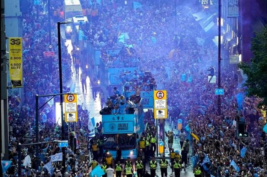 Man. City diễu hành mừng cú ăn ba lịch sử ở Manchester trong điều kiện trời mưa dai dẳng. Ảnh: K.T