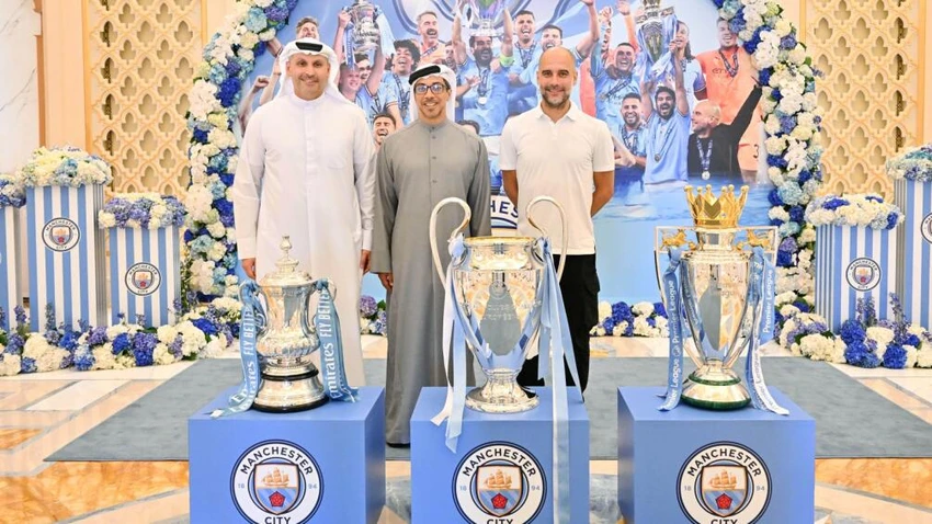 Pep Guardiola cùng Phó Tổng thống kiêm Phó Thủ tướng, Chủ tịch CLB Man. City, ông Sheikh Mansour (áo xám) trong cung điện tại Abu Dhabi. Ảnh: K.T