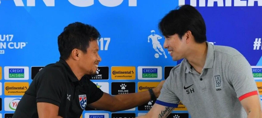 Hai nhà cầm quân Pipob On-Mo (Thái Lan) và Hwan Sung-byun của Hàn Quốc. Ảnh: AFC Hai nhà cầm quân Pipob On-Mo (Thái Lan) và Hwan Sung-byun của Hàn Quốc. Ảnh: AFC