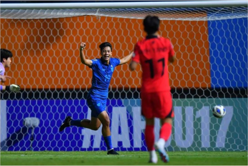 Buranajutanon ăn mừng bàn thắng san bằng 1-1 cho Thái Lan phút 16. Ảnh: AFC