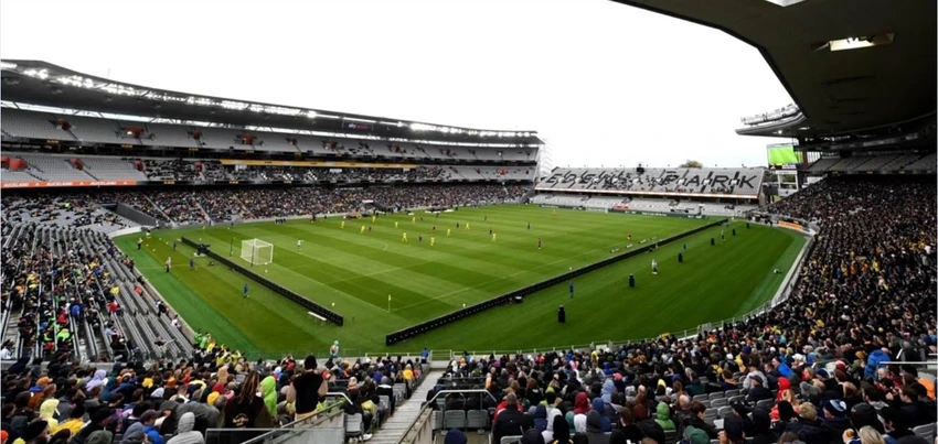 Eden Park có sức chứa 50 ngàn chỗ ngồi, chính là nơi tuyển VN thi đấu, trước mắt ở trận đầu ra quân gặp Mỹ lúc 8 giờ ngày 22-7. Eden Park nằm ở Auckland, thuộc đảo Bắc New Zealand. Cũng giống như Úc, các sân vận động của New Zealand thường dùng cho bóng đá, bóng bầu dục, bóng đá kiểu Mỹ. Sân Eden Park này không ngoại lệ. Eden Park còn là sân nhà của ba đội tuyển New Zealand gồm bóng đá, bóng chày, bóng bầu dục. Sân Willington có sức chứa 34.500 chỗ ngồi, nơi đây thường diễn ra những trận bóng đá, bóng bầu dục và bóng chày lớn. Sân Dunedine có sức chứa 30 ngàn chỗ ngồi, sẽ diễn ra sáu trận World Cup 2023, trong đó có trận tuyển Philippines gặp Thụy Sĩ. Sân Waikato có sức chứa 25 ngàn chỗ ngồi, nằm ở đảo Nam của New Zealand, hồi vòng Play off liên khu vực tranh vé vớt đi World Cup 2023, thì sân này diễn ra hai trận đấu, sân này tổ chức 5 trận vòng bảng World Cup 2023.
