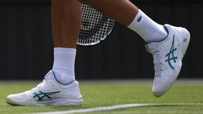 ASICS thiết kế đôi giày có đúc số 23 cho Djokovic. Ảnh: AP ASICS thiết kế đôi giày có đúc số 23 cho Djokovic. Ảnh: AP